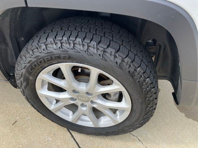 Certified Used 2017 Bright White Clearcoat Jeep Latitude image 24