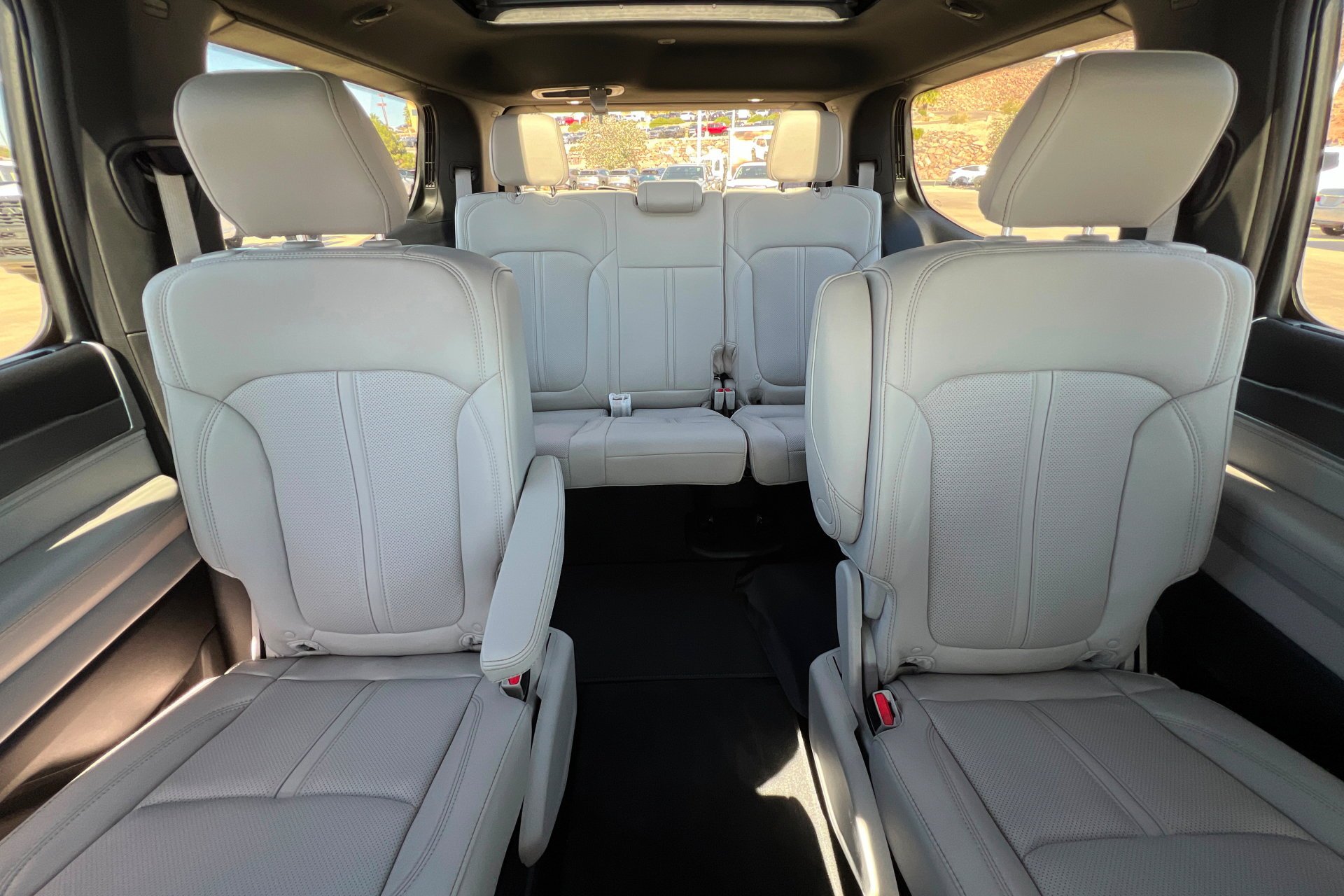 New 2026 Bright White Clear-Coat Exterior Paint Jeep Limited Reserve image 27