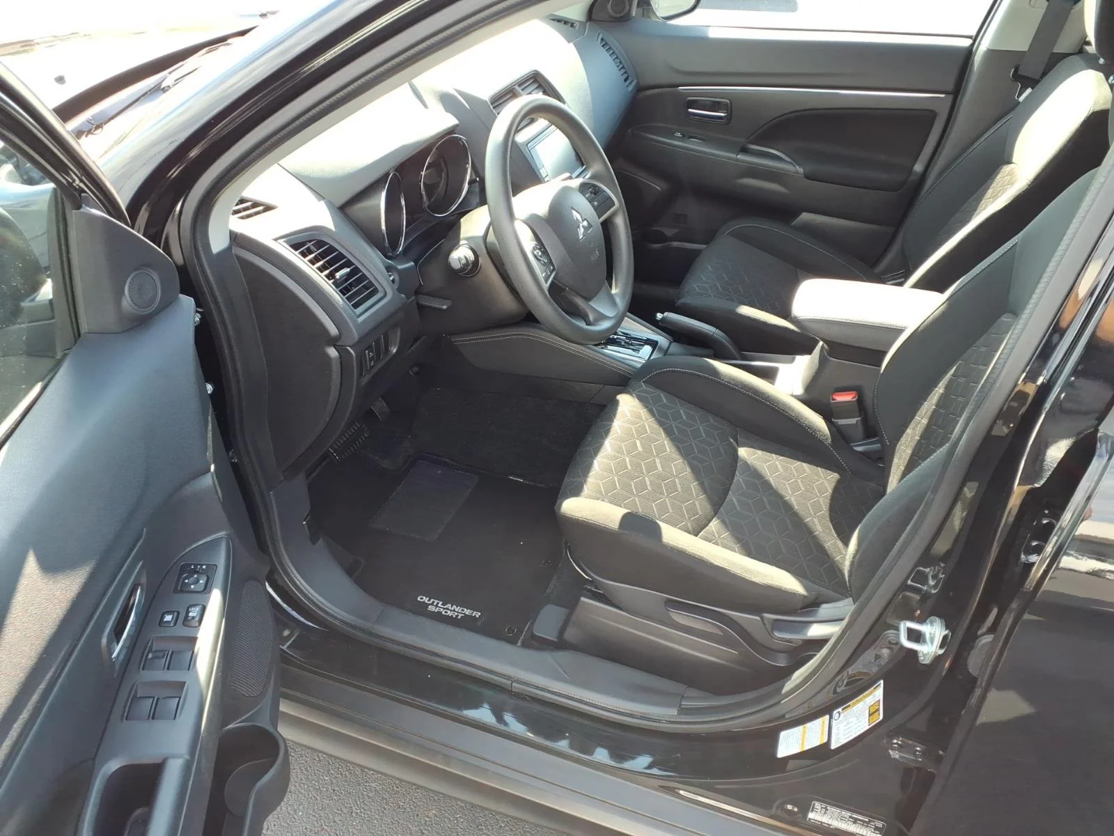 Used 2025 Labrador Black Pearl Mitsubishi ES image 17