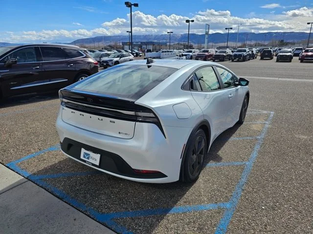 New 2026 Wind Chill Pearl <sup>1</sup> Toyota  SE image 5