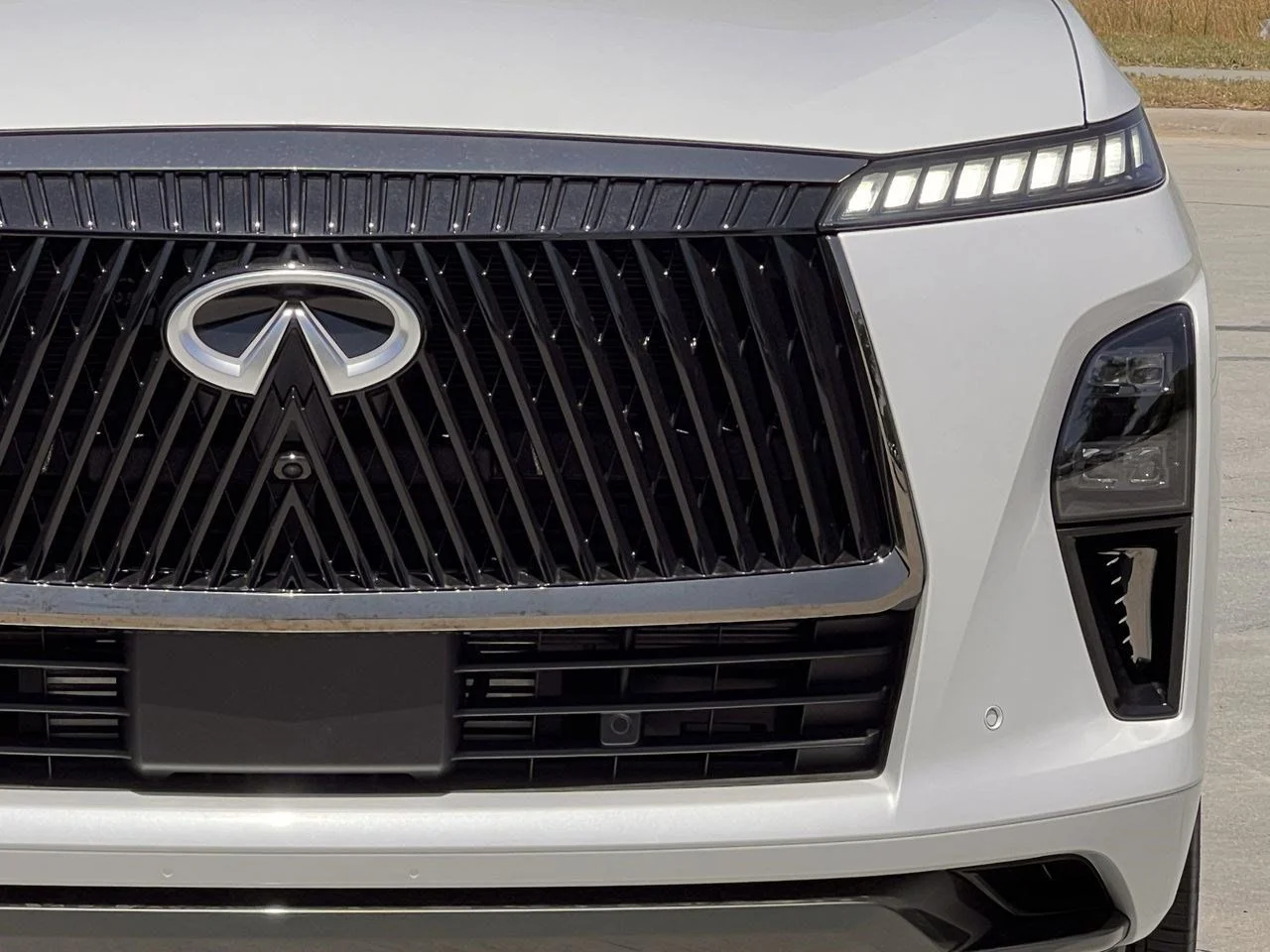 New 2027 2T RADIANT WHIT INFINITI Autograph 4WD image 8