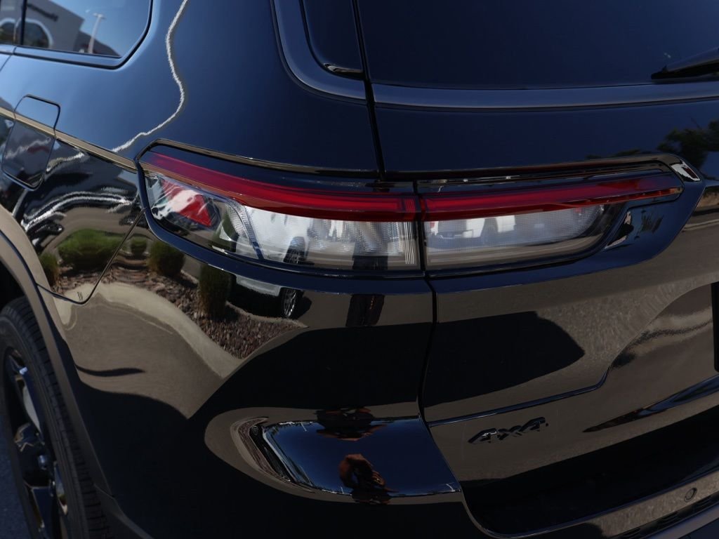 New 2026 Diamond Black Crystal Pearl-Coat Exterior Paint Jeep Limited image 6