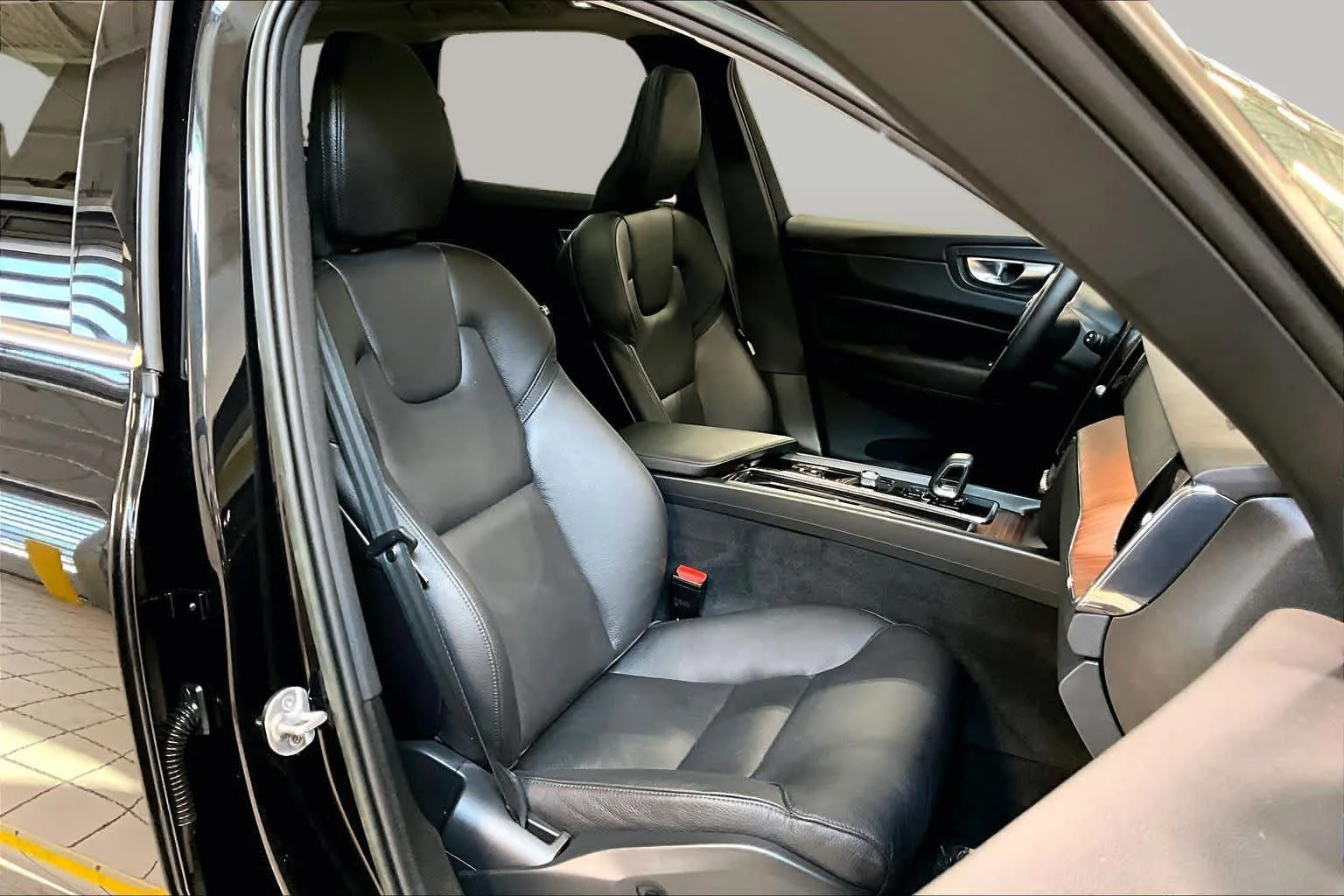 Certified Used 2023 Onyx Black Volvo Plus image 8