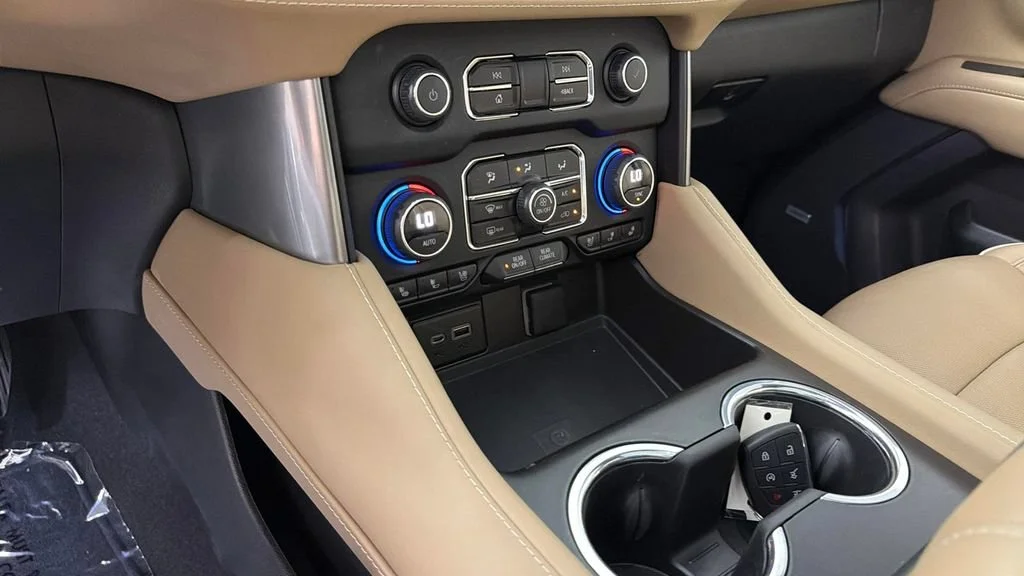 Used 2023 Iridescent Pearl Tricoat Chevrolet Premier image 23