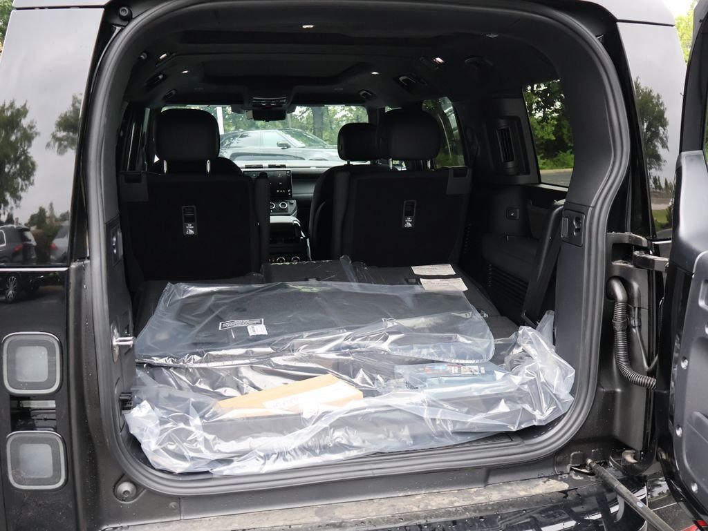New 2026 Santorini Black Land Rover V8 image 15
