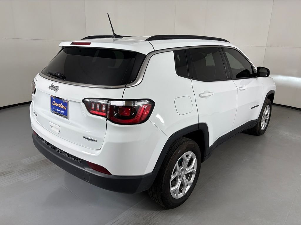 Used 2024 White Jeep Latitude image 8