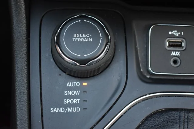 Used 2021 White Jeep Latitude Lux image 31