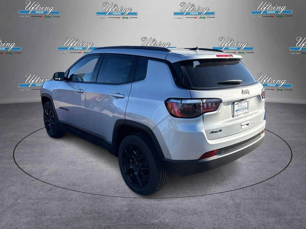 New 2026 Silver Zynith Metallic Clearcoat Jeep Latitude Altitude image 5