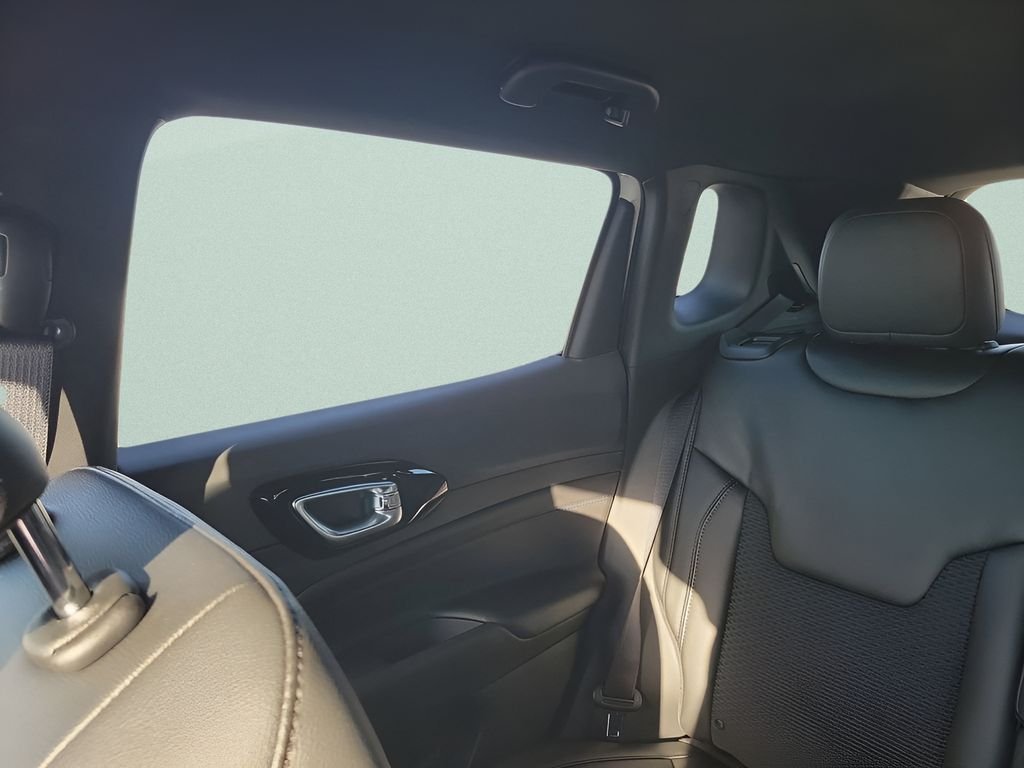New 2026 Bright White Clear-Coat Exterior Paint Jeep Latitude image 12