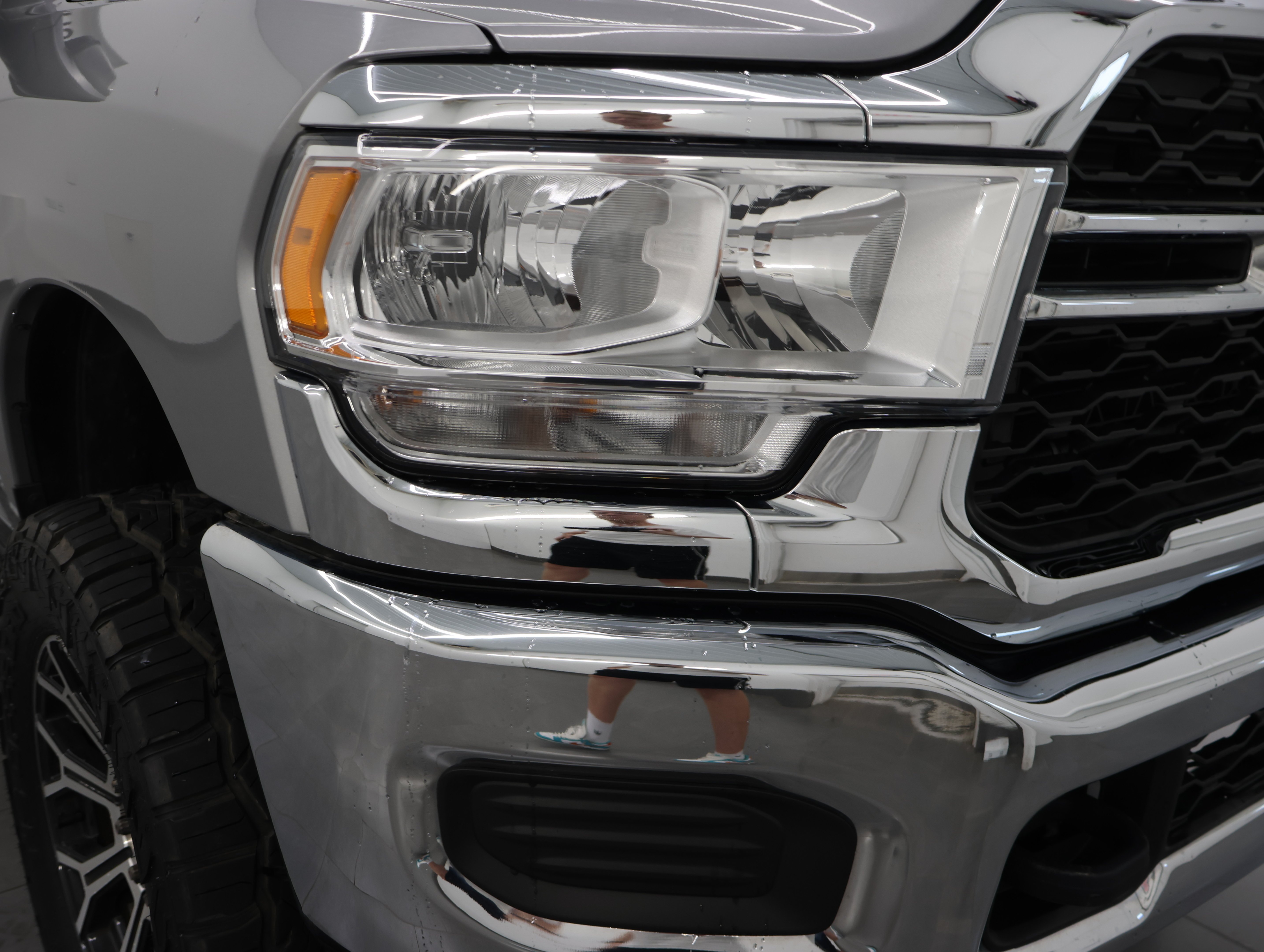 Used 2022 Billet Silver Metallic Clearcoat Ram 4x4 Crew Cab Tradesman: CREW-SHORT-TRADESMAN LVL 2-6.4L V8 HEMI-4WD-20 WHEELS image 23