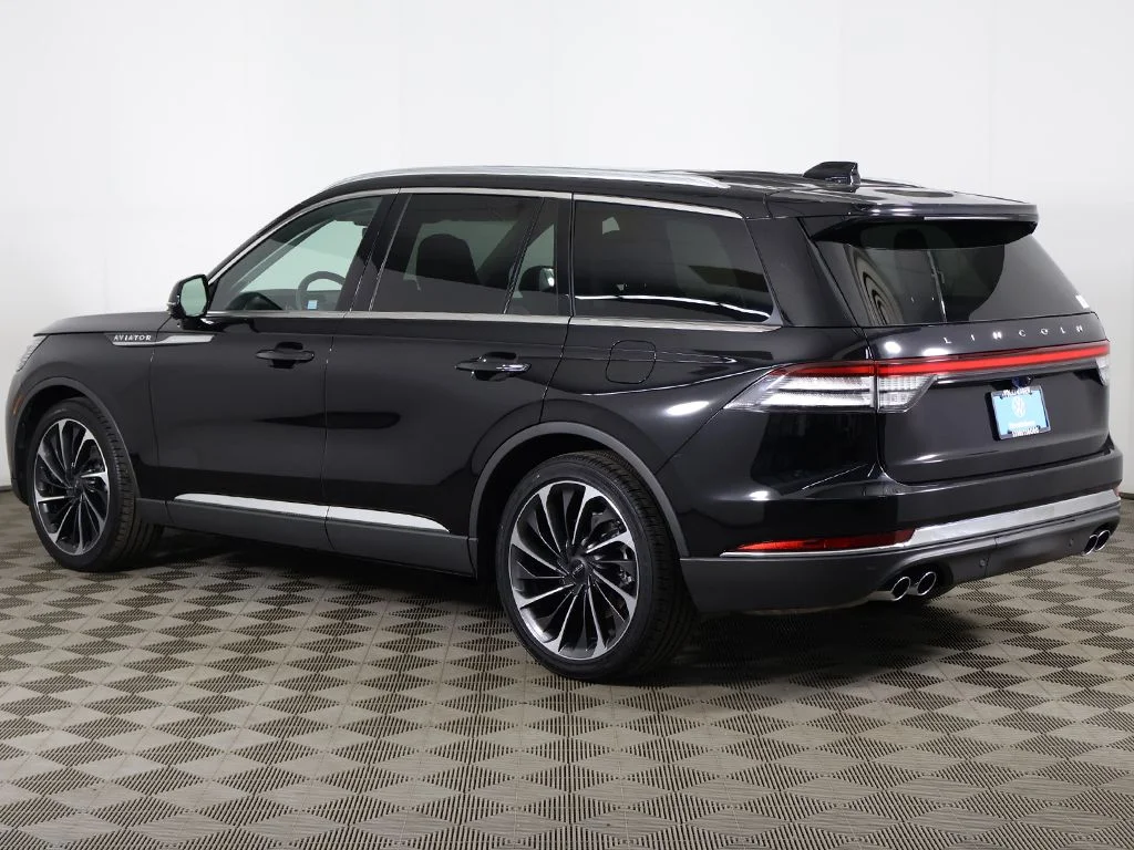 Used 2025 Black Metallic Lincoln Reserve image 15