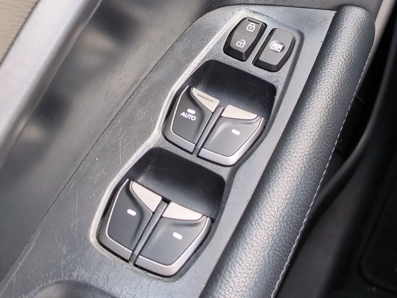 Used 2014 Mineral Gray Hyundai  image 19