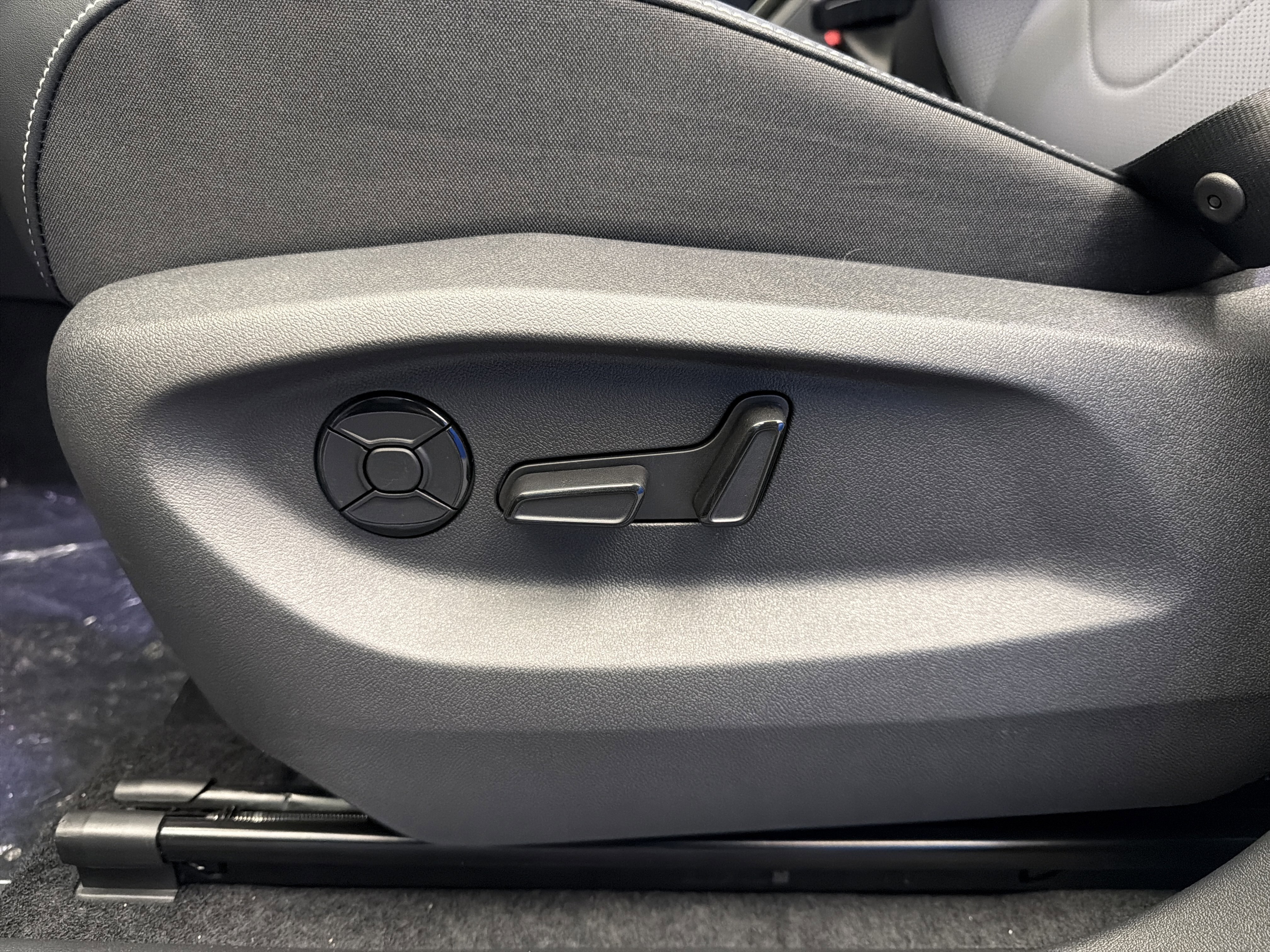 New 2026 Opal White w/Deep Black Roof Volkswagen SE R-Line Black image 12