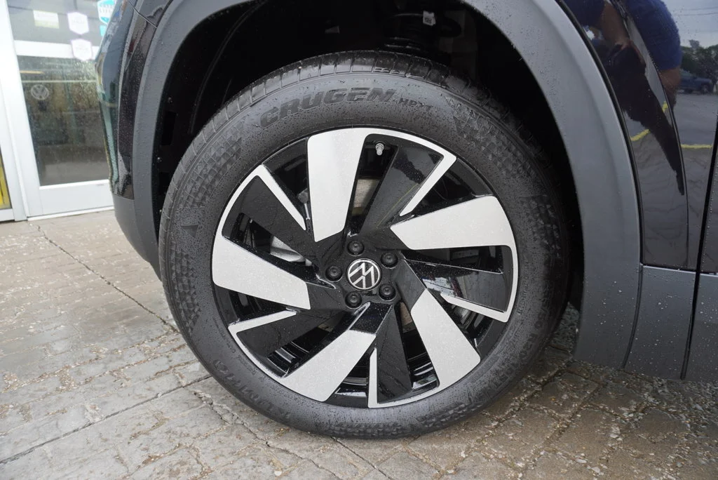 New 2026 Black Volkswagen SE w/Technology image 32
