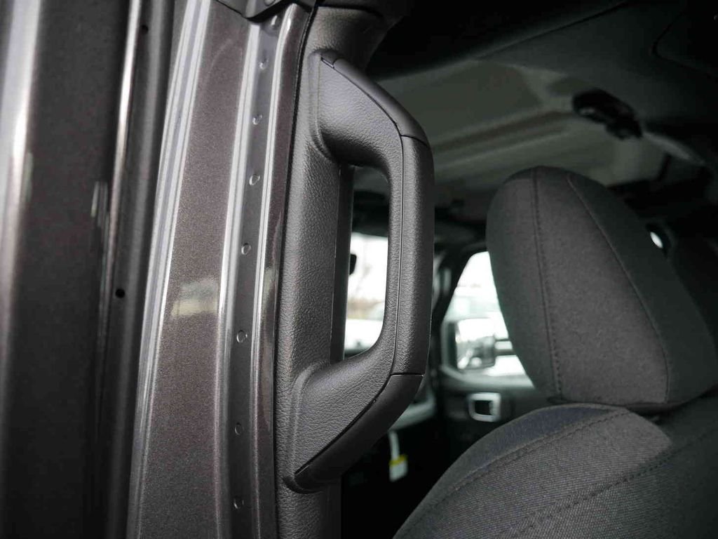 New 2026 Granite Crystal Metallic Clearcoat Jeep Rubicon image 24