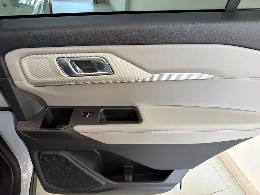New 2026 Space White Metallic Ford Active image 36