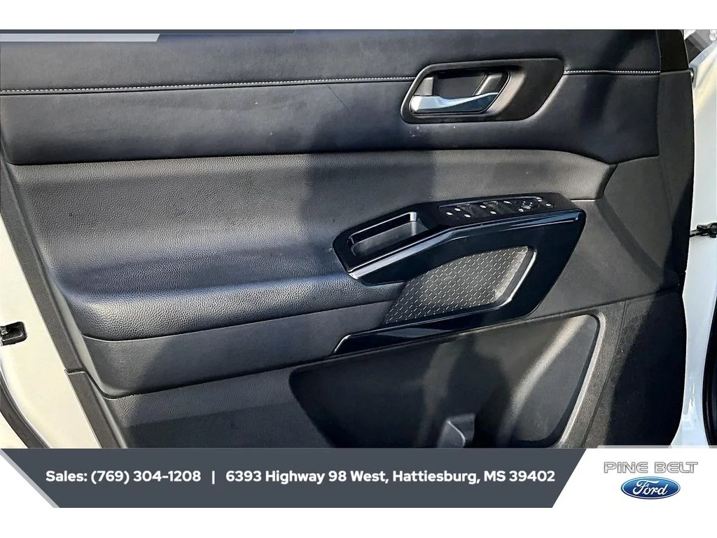 Used 2022 Glacier White Nissan SV image 16