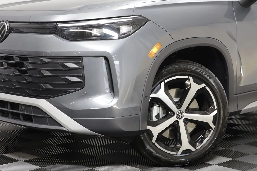 New 2026 Platinum Grey Volkswagen 2.0T SE image 4