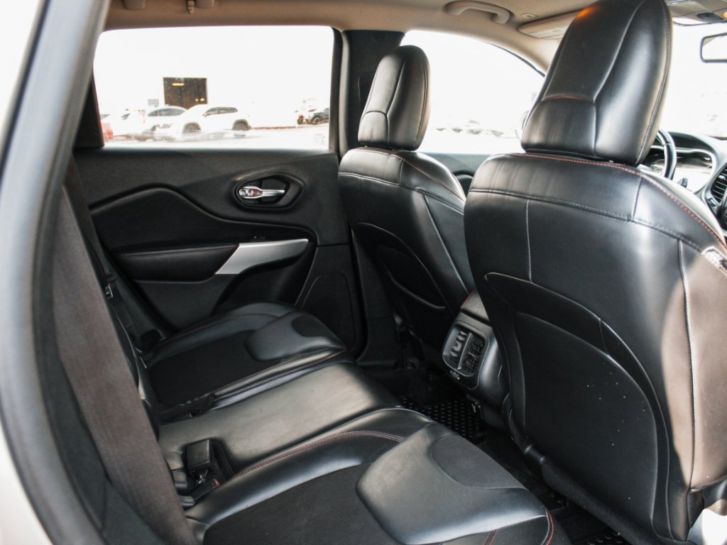 Used 2018 Billet Silver Metallic Clearcoat Jeep Trailhawk image 29