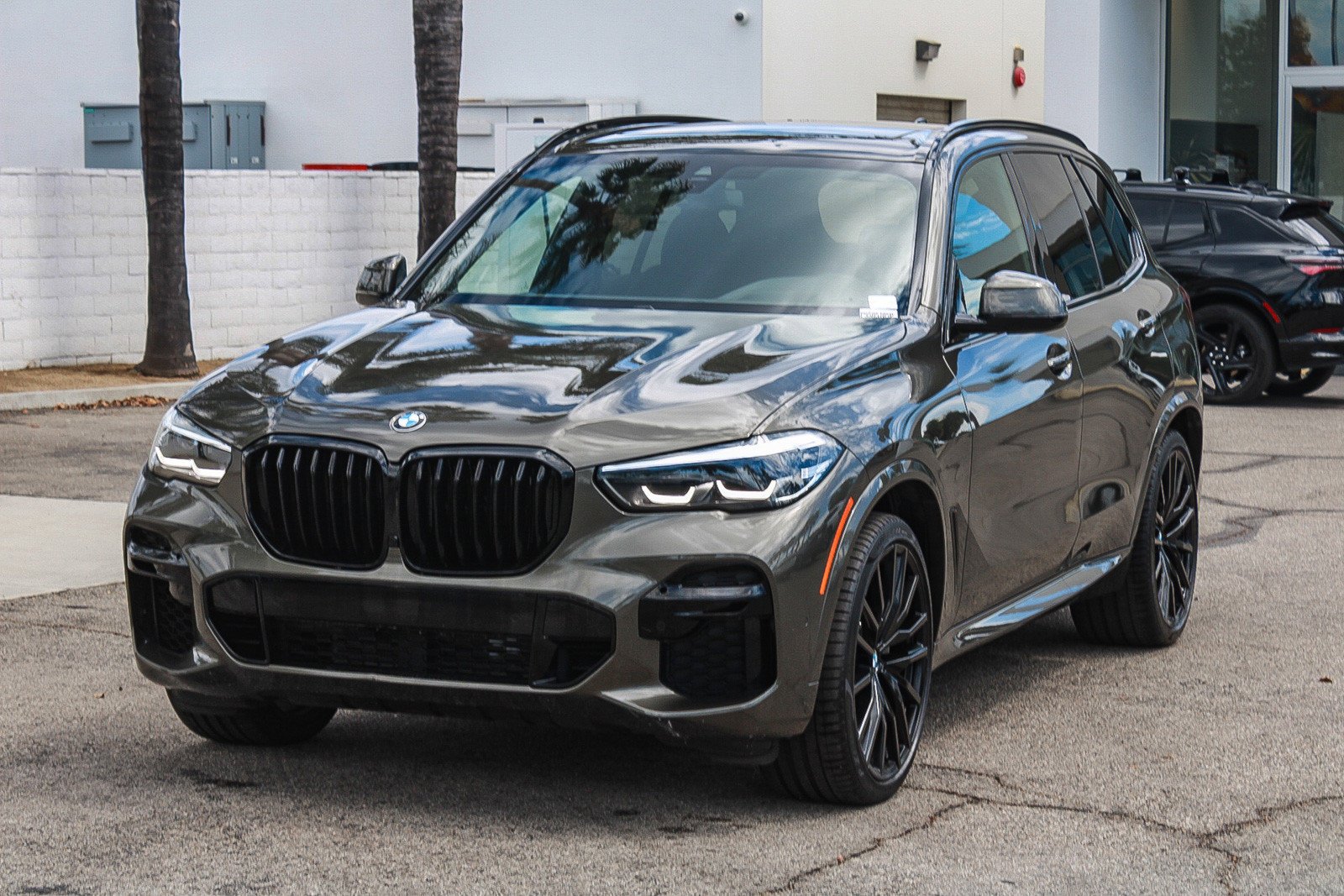 Used 2023 Manhattan Green Metallic BMW sDrive40i image 3
