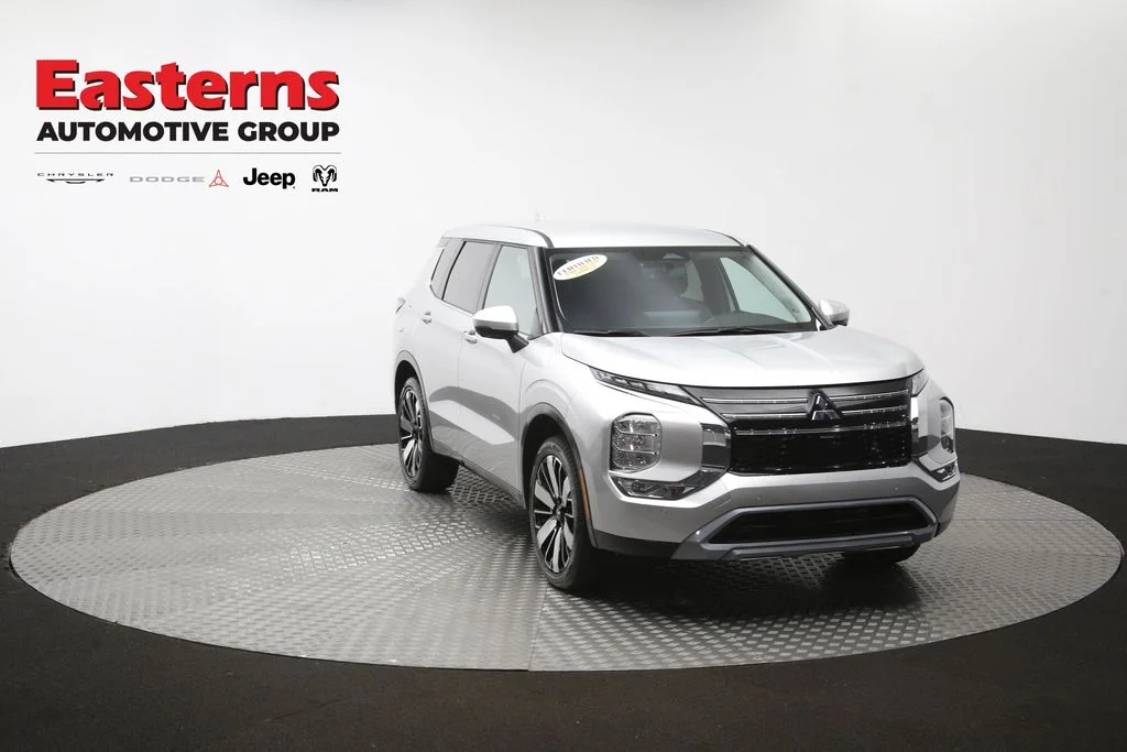 Used 2025 Silver Mitsubishi SE image 51