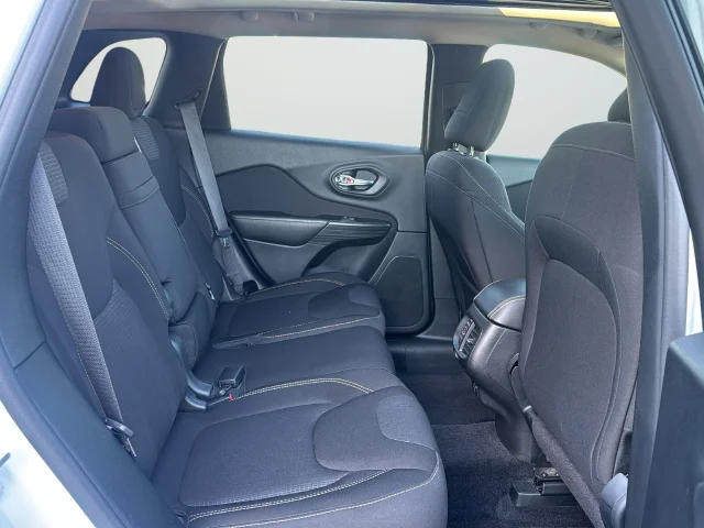 Used 2017 White Jeep Latitude image 25
