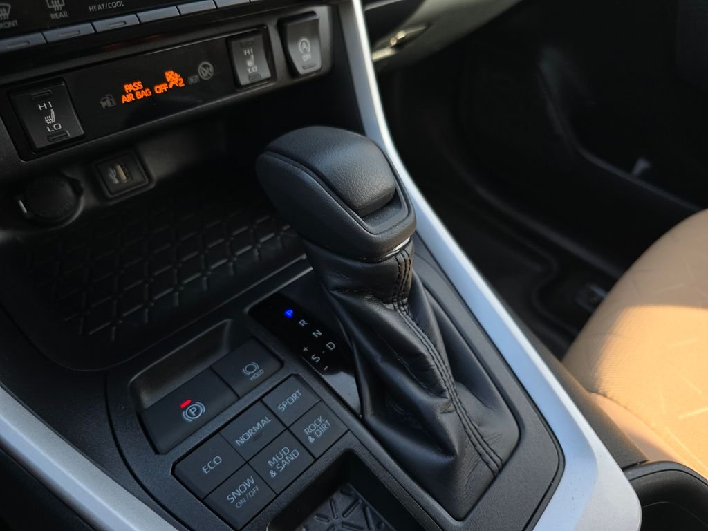 Used 2025 White Toyota XLE image 27