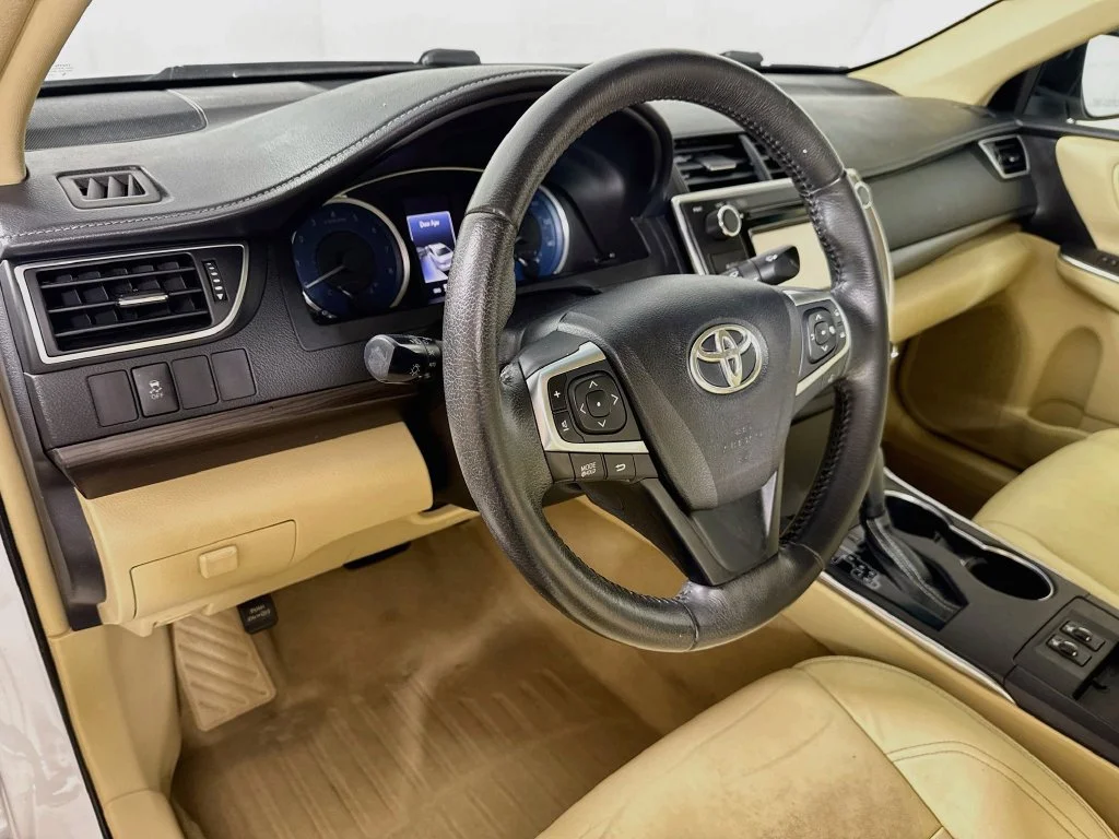 Used 2015 White Toyota XLE image 9