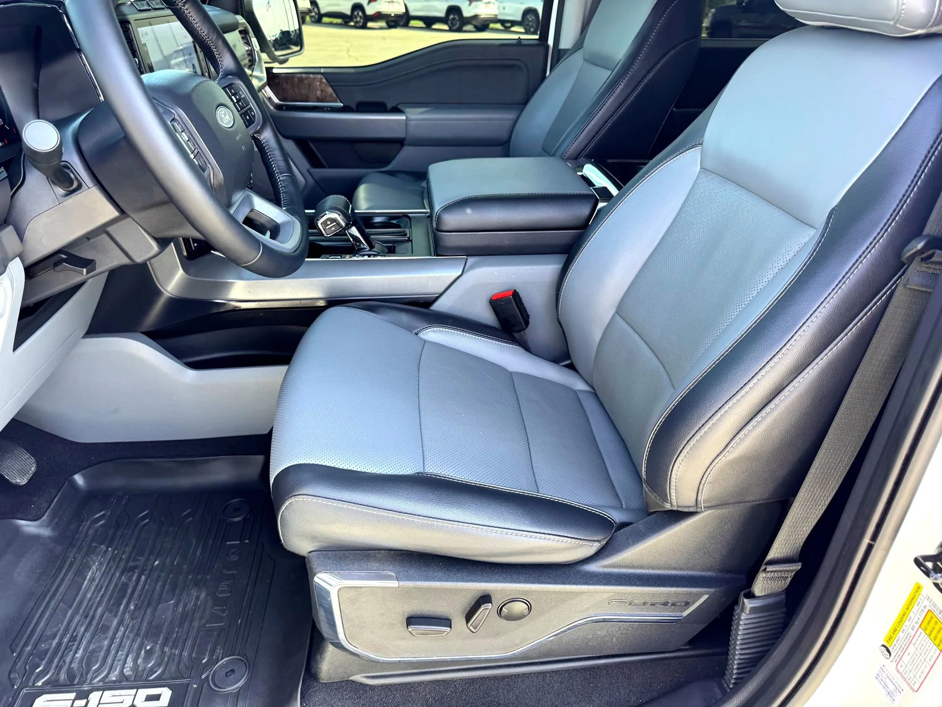 Used 2023  Ford Lariat image 11