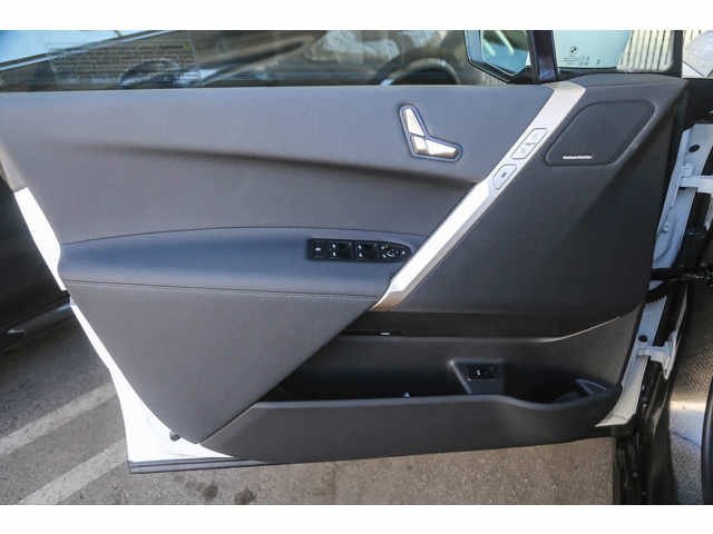 Used 2026 Alpine White BMW xDrive60 image 17