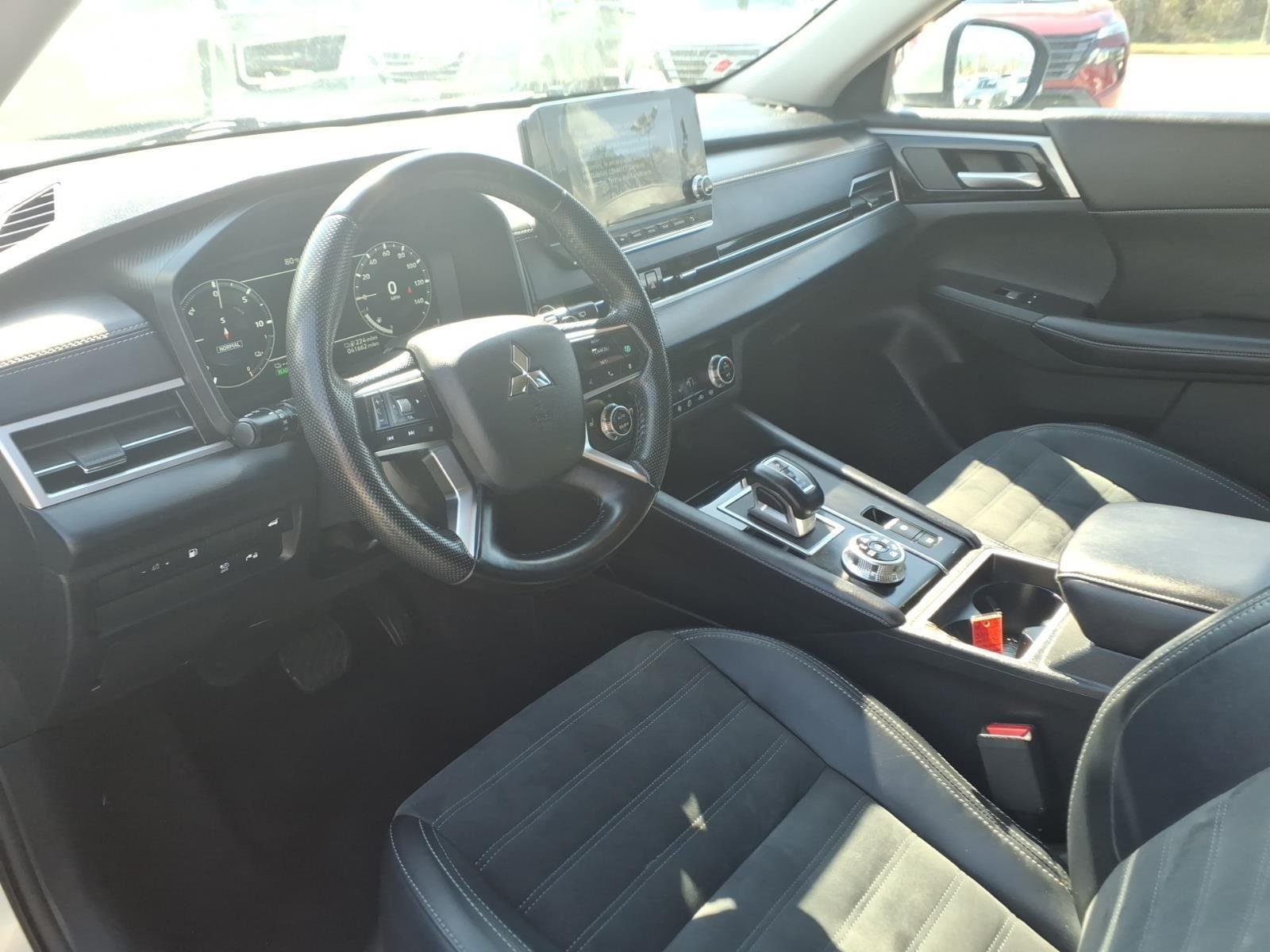 Used 2024 White Diamond/Black Roof Mitsubishi SE image 29
