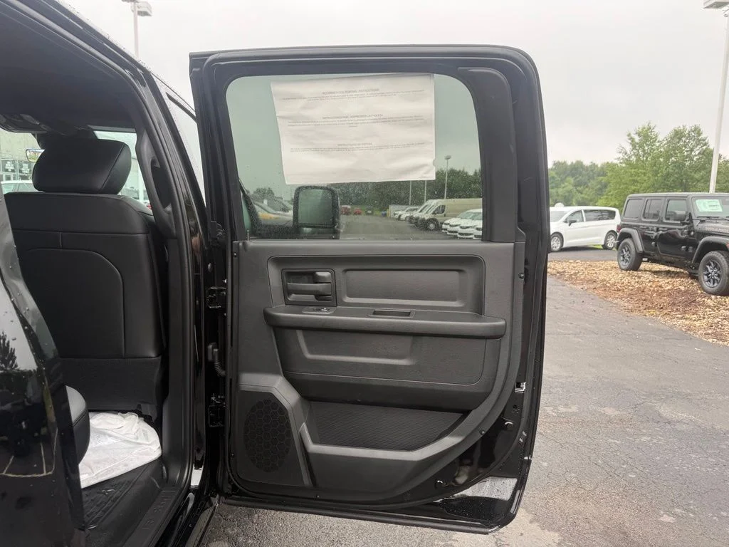 New 2026 Diamond Black Crystal Pearl-Coat Exterior Paint RAM Tradesman image 41