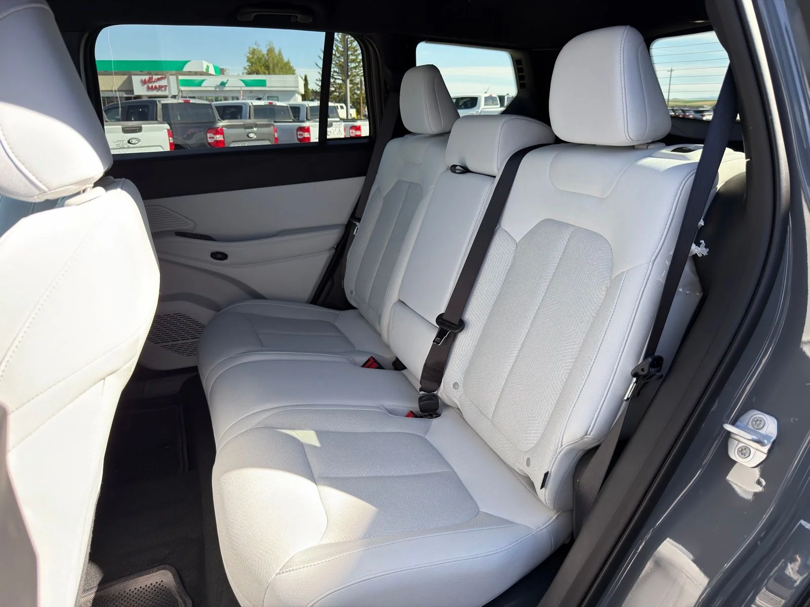 New 2026 Sting-Gray Clear-Coat Exterior Paint Jeep Laredo image 29