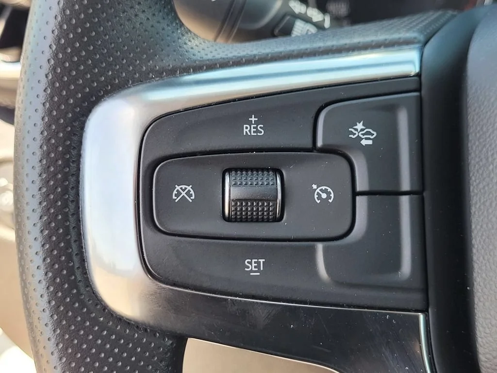 Used 2025 Summit White Chevrolet 2LT image 23