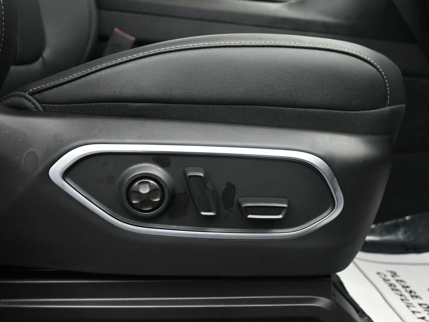 New 2026 Baltic-Gray Metallic Clear-Coat Exterior Paint Jeep Limited Reserve image 9