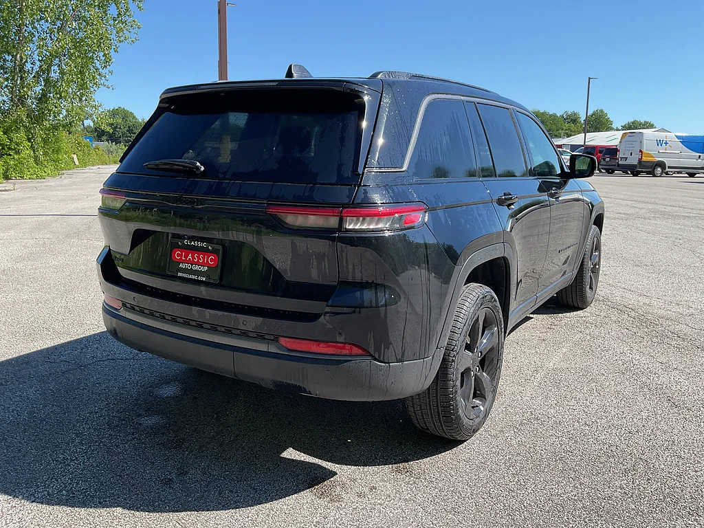 New 2026 Diamond Black Crystal Pearlcoat Jeep Limited image 7