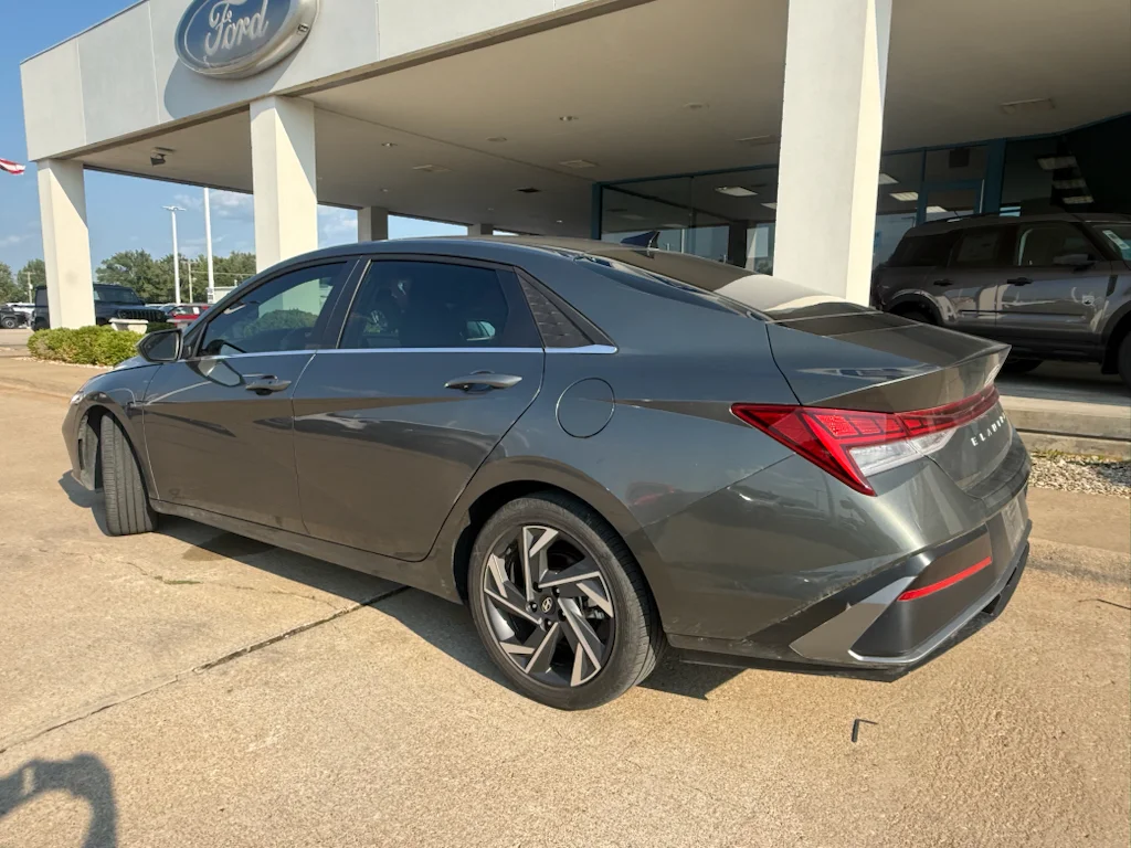 Used 2025 Amazon Gray Hyundai SEL Convenience image 8