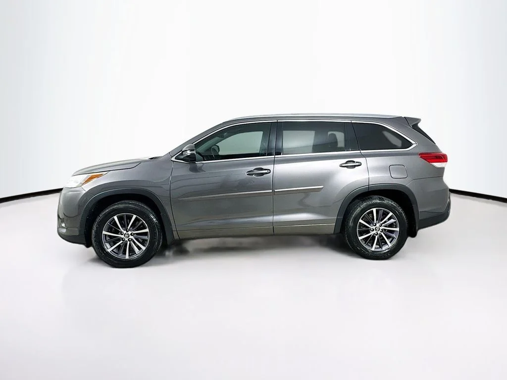 Used 2018 Gray Toyota XLE image 4