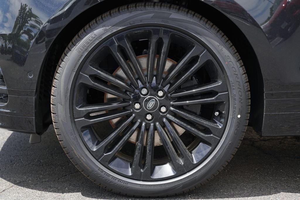 New 2026 Santorini Black Land Rover Belgravia Edition image 8