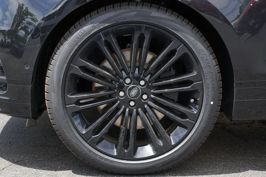 New 2026 Santorini Black Land Rover Belgravia Edition image 9