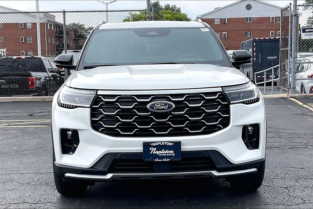 New 2026 Star White Metallic Tri-Coat Ford Platinum™ image 2