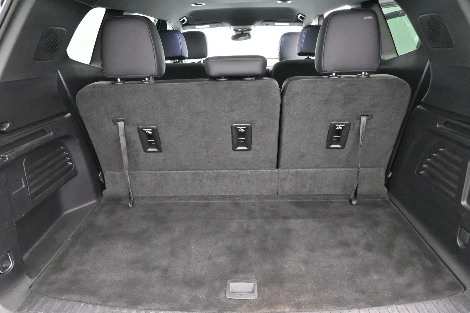 Used 2024 Summit White GMC FWD Elevation image 9