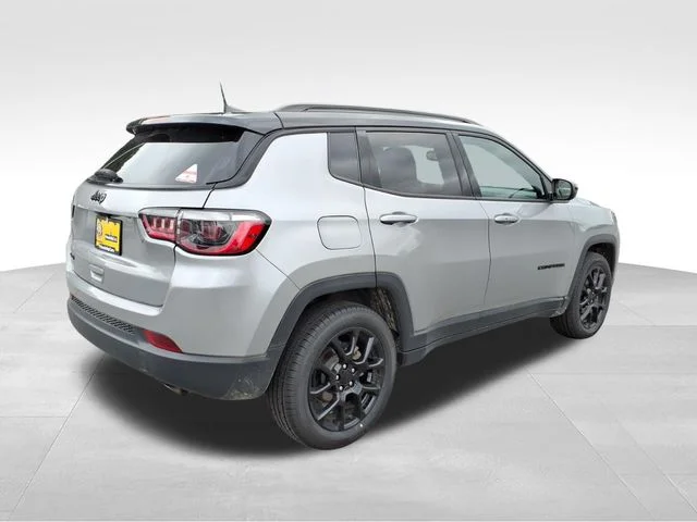 Used 2022 Silver Jeep Latitude image 12