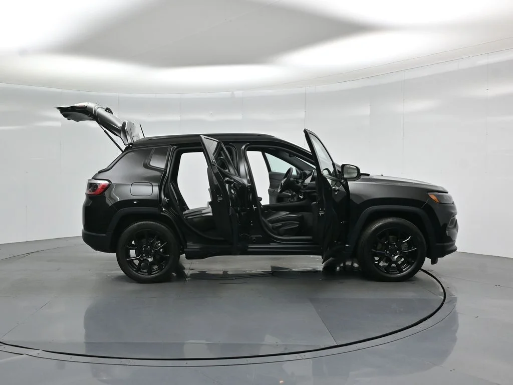 Used 2022 Black Jeep Altitude image 4