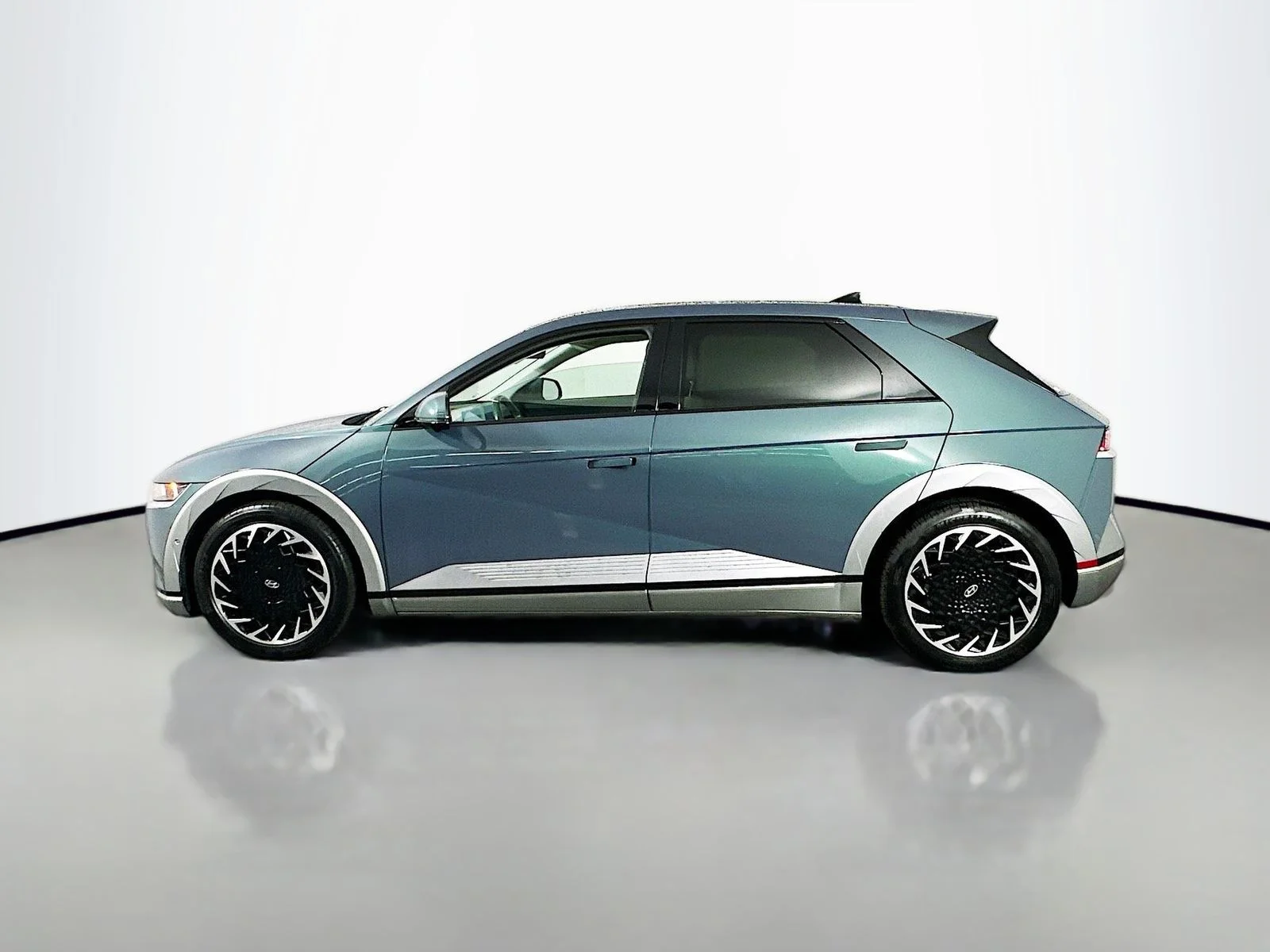 Used 2023 Digital Teal Hyundai Limited image 4