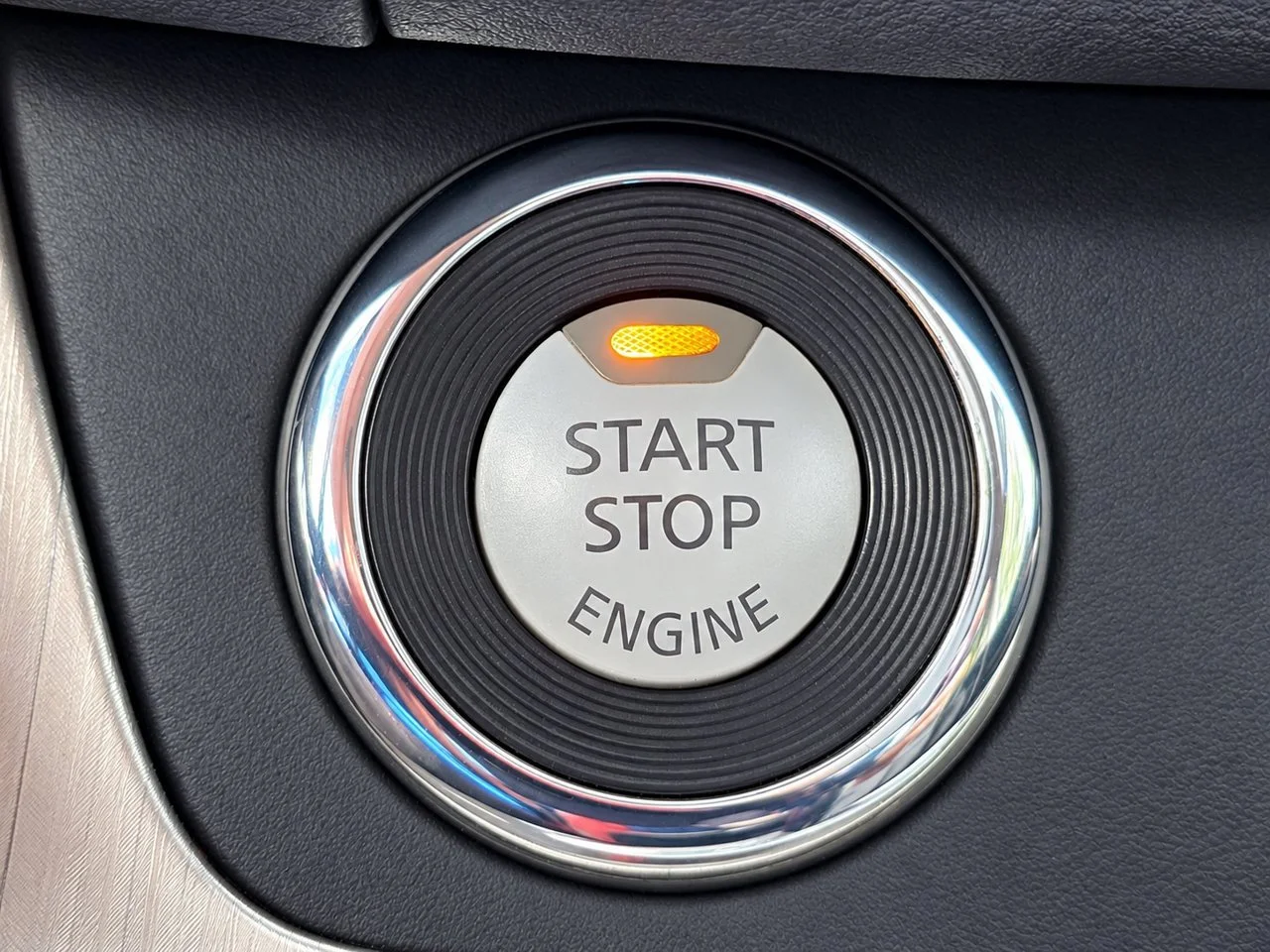 Used 2018 Pearl White Nissan SL image 21