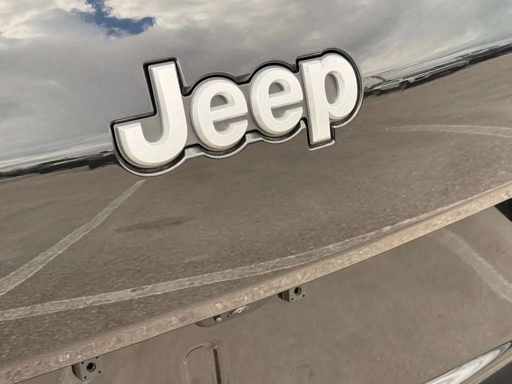 New 2026 Diamond Black Crystal Pearl-Coat Exterior Paint Jeep Limited image 36