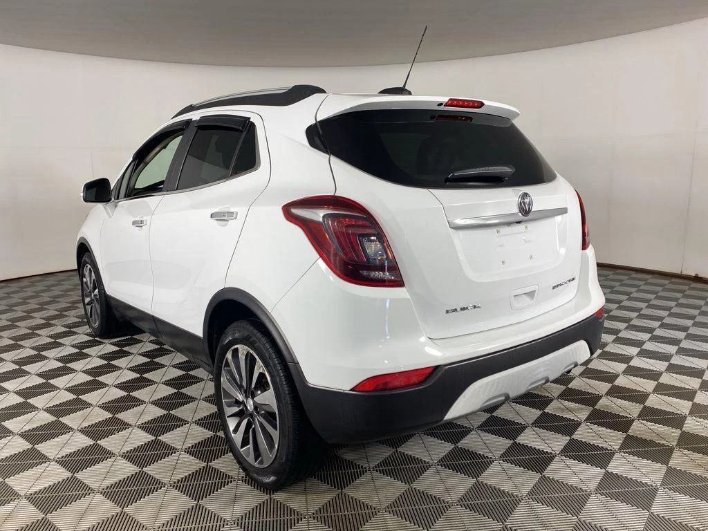 Used 2017 Summit White Buick Essence image 5