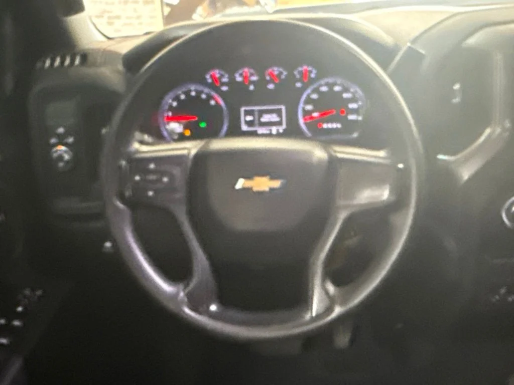 Used 2022 Silver Ice Metallic Chevrolet Custom image 18