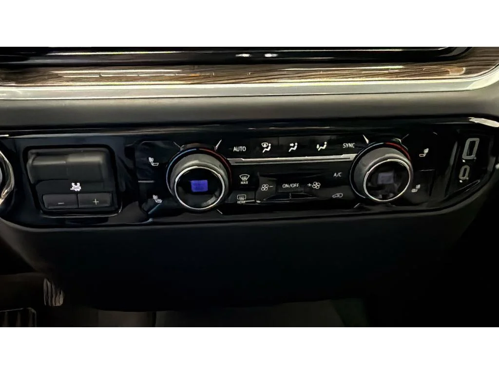 Used 2025 Summit White Chevrolet LT image 29